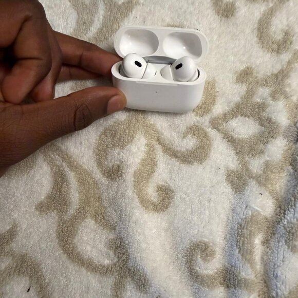 *BEST OFFER* Airpods Pro 2nd Gen - Picture 2 of 5